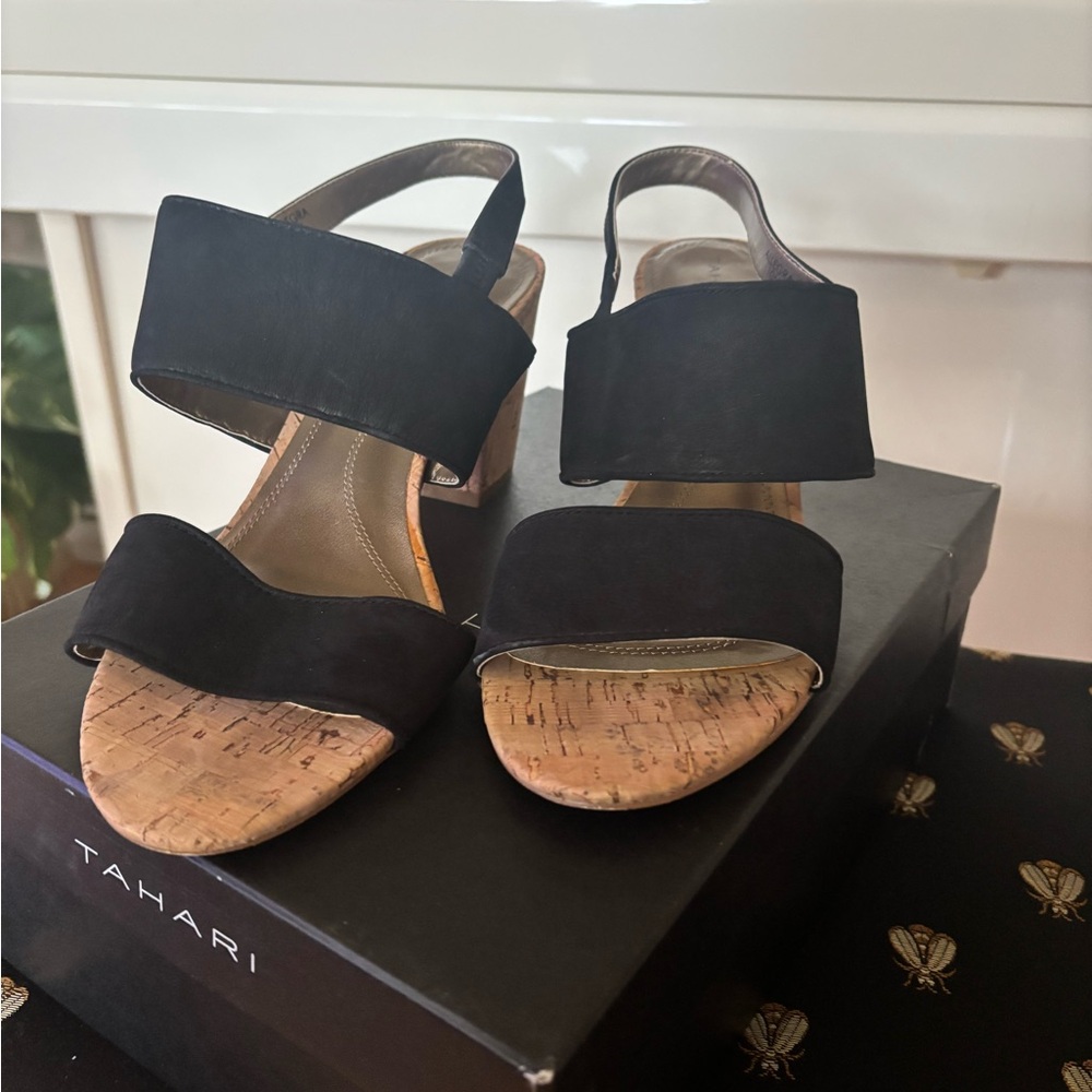 Tahari Ta-Allegra Black leather cork sandal size 10.